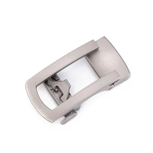 Dettaglio della fibbia automatica grigio opaco con texture in metallo spazzolato