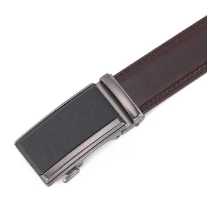 Détail de la ceinture en cuir marron foncé avec double couture et boucle en métal mat