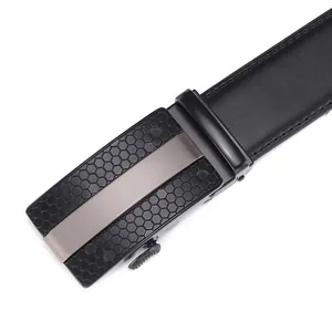 Detalle de hebilla de cinturón de cuero para hombre con textura de panal y metal plateado