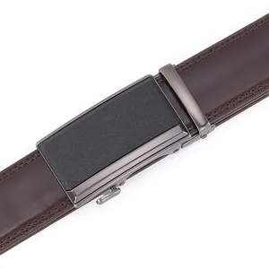 Détail d'une ceinture en cuir marron foncé avec boucle automatique noire et double couture