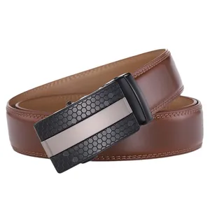 Cinturón clásico de cuero marrón oscuro para hombre con hebilla automática texturizada