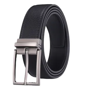 Cintura da uomo in pelle nera con fibbia in argento spazzolato su sfondo bianco