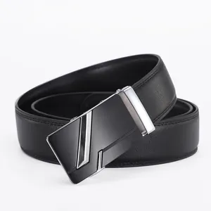 Détail d'une ceinture en cuir noir avec grain de litchi et boucle automatique en alliage