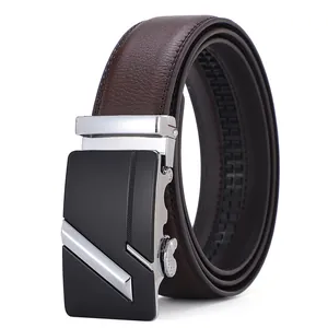 Détail de la ceinture en cuir marron avec boucle automatique noire et argentée