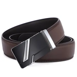 Détails de la ceinture en cuir de vachette marron foncé avec boucle automatique à rayures