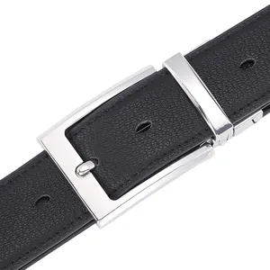 Classica cintura da uomo in pelle nera con fibbia ad ardiglione in argento lucido su sfondo bianco