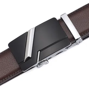 Vue macro détaillée de la ceinture en cuir marron pour hommes avec boucle en métal automatique