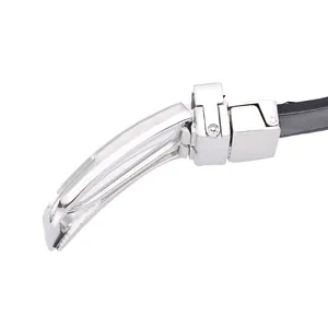 Ceinture pour homme en cuir véritable avec boucle rotative en métal argenté sur fond blanc