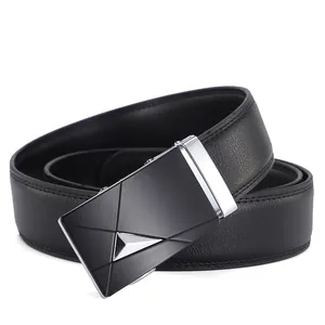 Gros plan d'une ceinture en cuir pour homme avec boucle automatique noire et texture de sangle