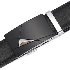 Gros plan sur la boucle automatique noire mate avec triangle argenté et cuir grainé litchi