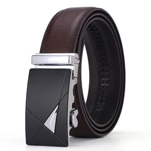 Vue détaillée de la ceinture en cuir marron foncé avec boucle automatique noire et argent