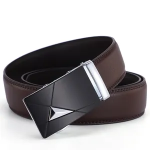 Détail de la ceinture en cuir marron pour homme avec boucle automatique géométrique