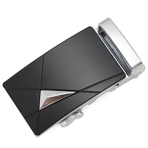 Détail d'une boucle de ceinture automatique noir mat avec des accents en métal argent