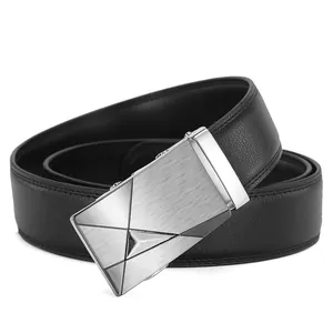 Gros plan de ceinture homme en cuir noir avec boucle automatique en métal argenté