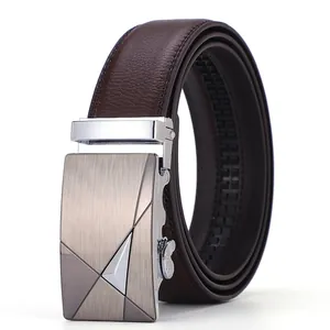 Détails de la ceinture en cuir marron avec boucle automatique en métal brossé