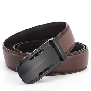 Detail of a brown leather belt for men featuring a textured finish and black automatic buckle