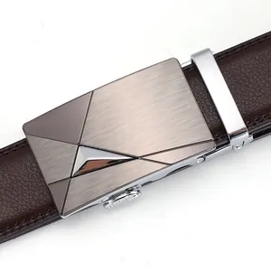 Gros plan sur ceinture en cuir marron avec boucle automatique en métal brossé