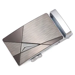 Détail de la boucle de ceinture automatique en métal brossé pour homme au motif géométrique