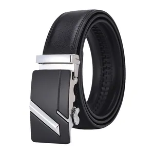 Ceinture homme en cuir noir avec une boucle automatique métallique au design géométrique