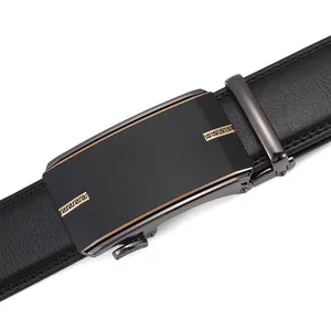Cintura da uomo in pelle nera con fibbia automatica opaca e decorazioni greche dorate