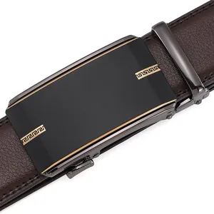 Dettaglio cintura in pelle marrone con fibbia automatica nera e motivo a greca dorato
