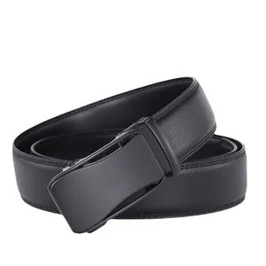 Ceinture homme en cuir noir avec boucle automatique et texture grainée sur fond blanc