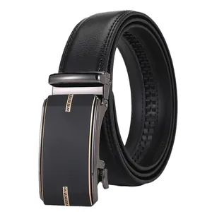 Cintura da uomo in pelle nera premium con fibbia automatica e motivi greci dorati