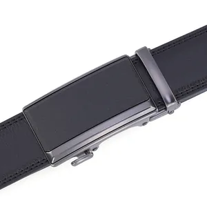 Gros plan détaillé sur ceinture en cuir noir avec boucle automatique en métal gris fusil