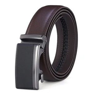 Détail macro de la ceinture en cuir marron foncé avec coutures et boucle en métal gris