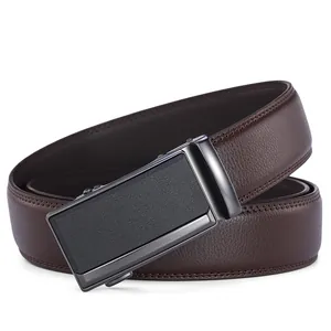 Détail d'une ceinture en cuir marron avec texture litchi et boucle automatique noire