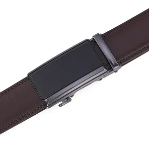 Détails de la ceinture en cuir de vachette marron foncé avec boucle automatique en métal