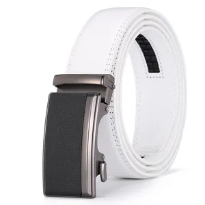 Détail de la ceinture en cuir blanc avec boucle automatique en métal et couture fine