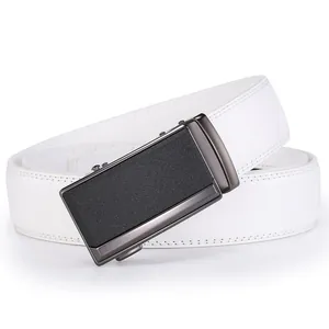 Gros plan détaillé de la ceinture en cuir blanc avec boucle automatique en métal gris
