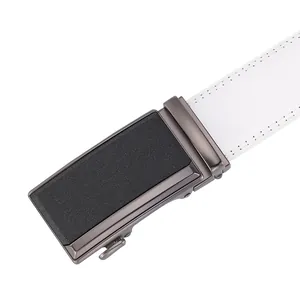 Détail de la boucle automatique en métal gris avec panneau noir sur ceinture en cuir blanc