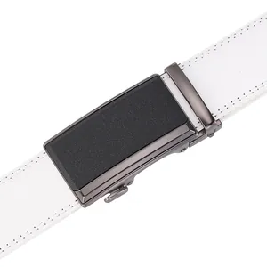 Détail de la ceinture en cuir blanc avec double couture et boucle automatique