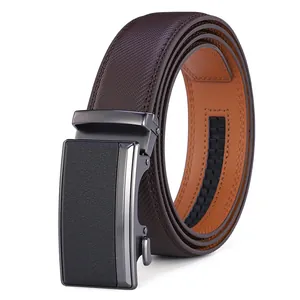 Ceinture homme en cuir marron de qualité avec boucle automatique et texture tissée sur blanc