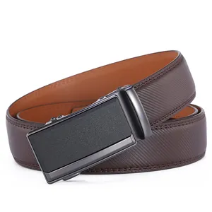 Détail de la ceinture en cuir marron avec boucle automatique et finitions texturées