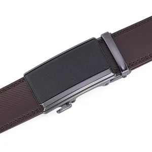 Détail de la ceinture en cuir marron avec boucle automatique et texture à chevrons fins