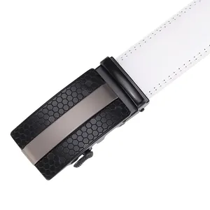 Détail de ceinture en cuir blanc montrant la boucle alvéolée et la double couture