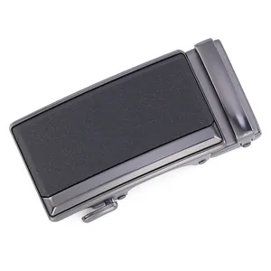 Détail de la boucle automatique en métal gris foncé avec texture mate pour ceinture homme