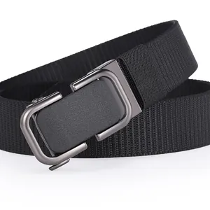 Detalle de cinturón de nailon negro trenzado con hebilla automática de metal gris mate
