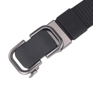 Detalle de cinturón táctico de nailon negro para hombre con hebilla automática gris