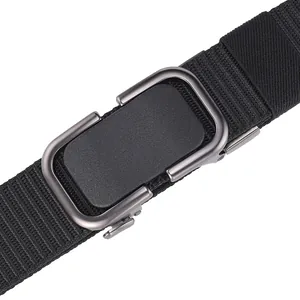 Detalle de hebilla de aleación de zinc mate y correa de nylon resistente para hombre