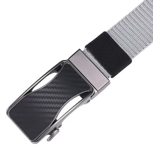 Λεπτομέρεια ζώνης nylon με αγκράφα carbon fiber και γκρι πλεκτή ύφανση για άνδρες