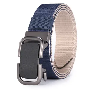 Cinturón de lona bicolor para hombre con hebilla automática de metal gris mate