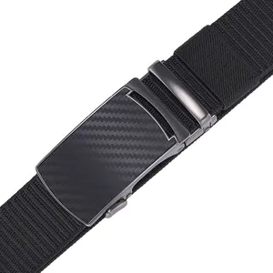 Detailansicht eines taktischen Nylon-Gürtels mit automatischer Schnalle in Carbon-Optik