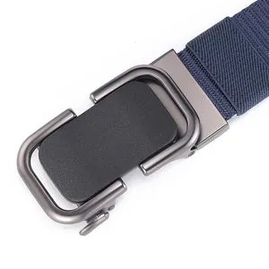Detalle de cinturón de lona azul marino con hebilla automática en gris mate