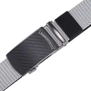 Makrodetail der Herren-Gürtelschnalle mit Carbon-Textur und gewebtem Nylon-Gurtband