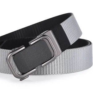 Detalle de cinturón de lona bicolor con hebilla automática gris y textura de sarga