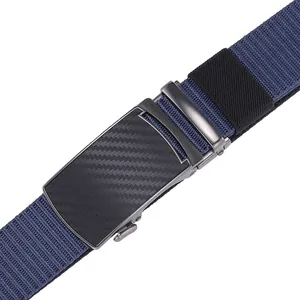 Detail eines Herren-Taktikgürtels mit automatischer Schnalle und Carbon-Textur